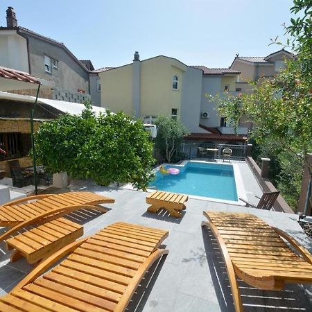 Villa Vlade- From The Heated Pool To The Beach In 1 Minute Jesenice (Split-Dalmatia) Exterior foto