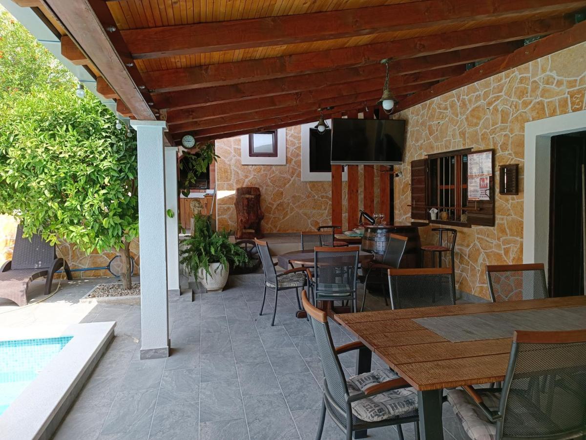 Villa Vlade- From The Heated Pool To The Beach In 1 Minute Jesenice (Split-Dalmatia) Exterior foto