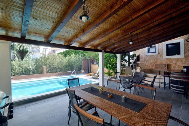 Villa Vlade- From The Heated Pool To The Beach In 1 Minute Jesenice (Split-Dalmatia) Exterior foto